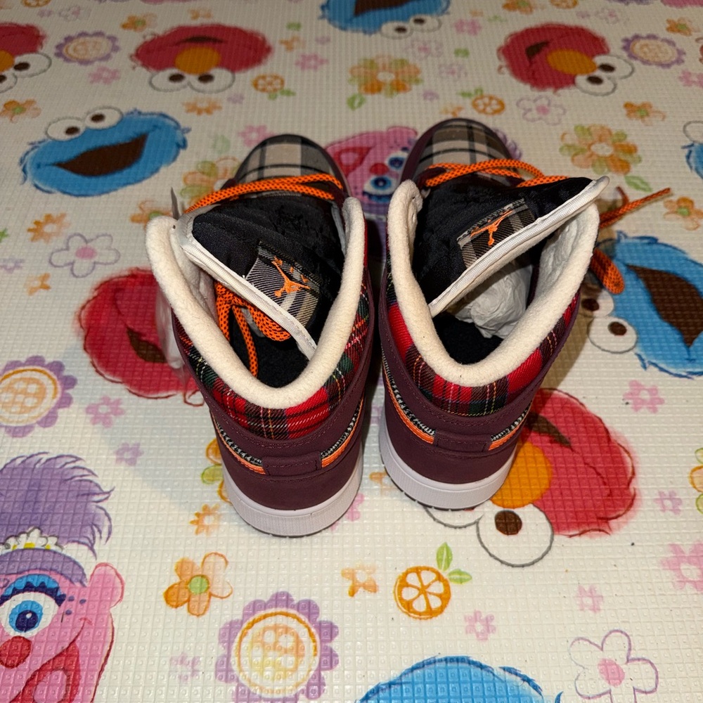 Jordan Air 1 Mid SE (GS) in Night Maroon and Total Orange - Picture 4 of 6